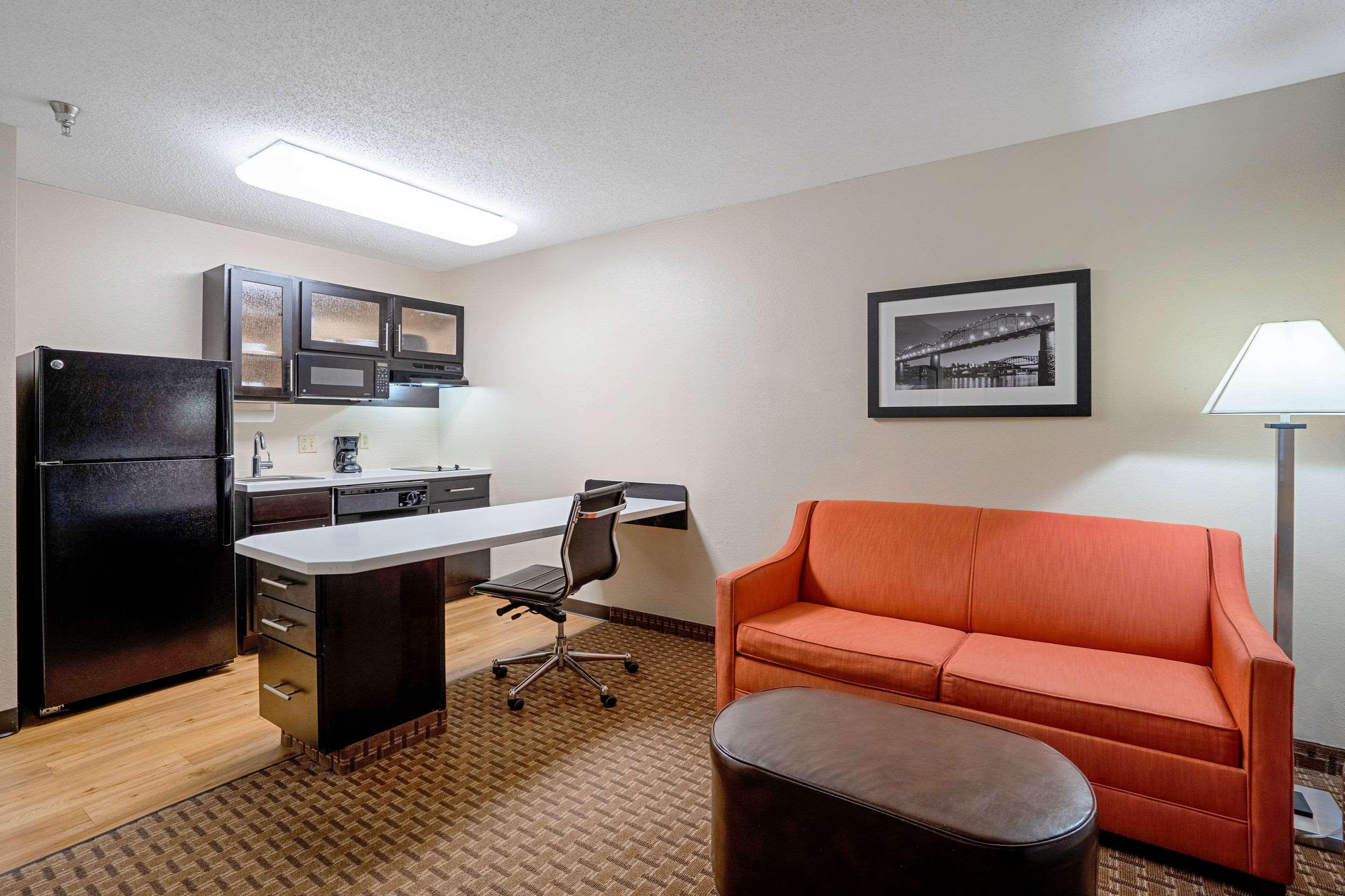 Mainstay Hamilton Place 3*