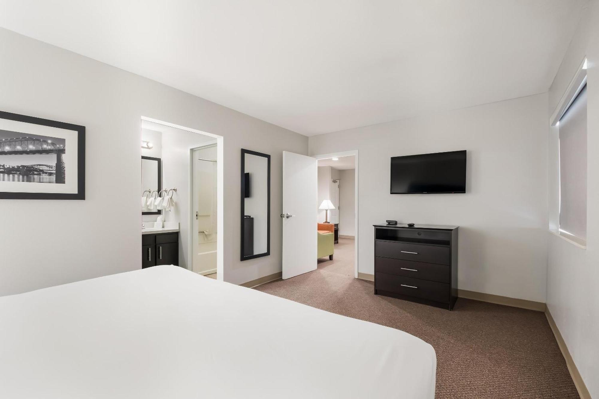 Mainstay Hamilton Place 3*
